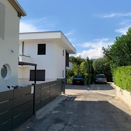 Idyllische Mit Garten Und Pool Bardolino