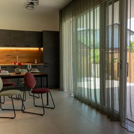 Appartement Idyllische Mit Garten Und Grossen Gemeinschaftspool