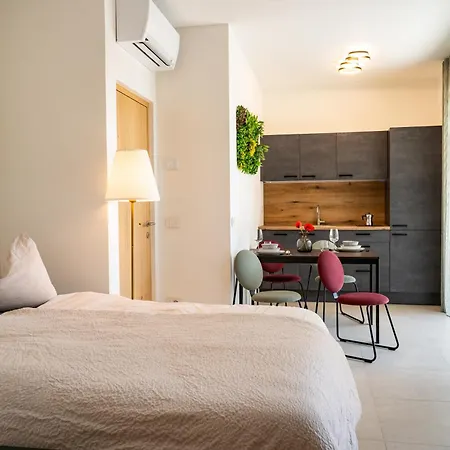 Idyllische Mit Garten Und Pool Apartment