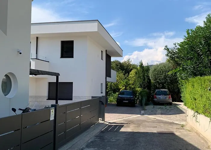 Idyllische Mit Garten Und Pool Bardolino