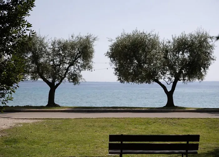 Idyllische Mit Garten Und Pool Apartment