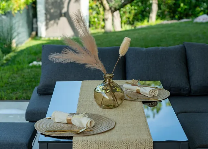 Idyllische Mit Garten Und Pool Bardolino